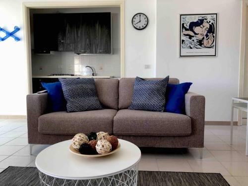a living room with a couch and a table at Micencisettanta in Donnalucata