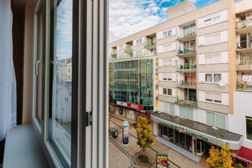 - une vue depuis la fenêtre d'un bâtiment dans l'établissement Apartments TGM 11, à Karlovy Vary