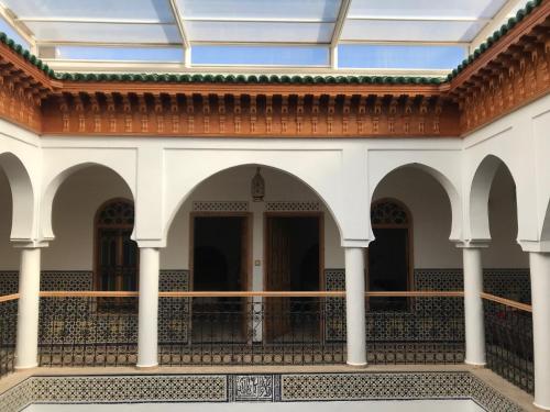 um pátio vazio de um edifício com arcos em Dar Al Miraaj em Rabat