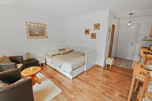 ein Schlafzimmer mit einem Bett und ein Wohnzimmer in der Unterkunft Charmant studio ouvert avec vue paisible in Crans-Montana