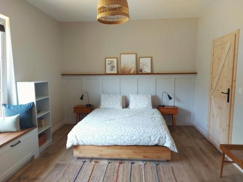 1 dormitorio con 1 cama, 2 mesas y una ventana en Dom w Gorcach en Klodne