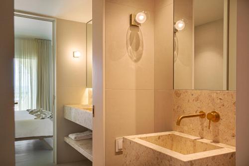 a bathroom with a large tub and a sink at Eurotel Altura in Altura