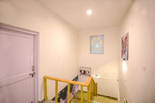 a room with a staircase and a stair case at The Bunksters Bir in Bīr