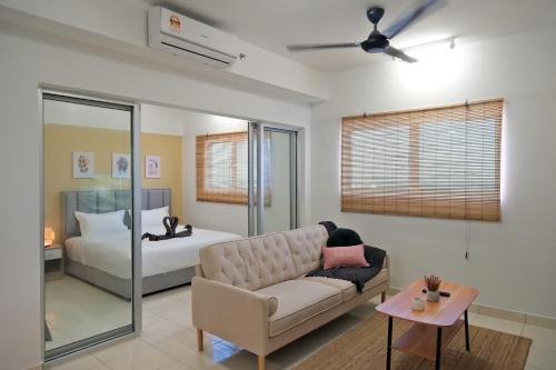 ein Wohnzimmer mit einem Sofa und einem Bett in der Unterkunft Alanis @ KLIA-KLIA2 in Sepang