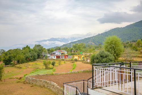 a view of a village with mountains in the background at The Bunksters Bir in Bīr
