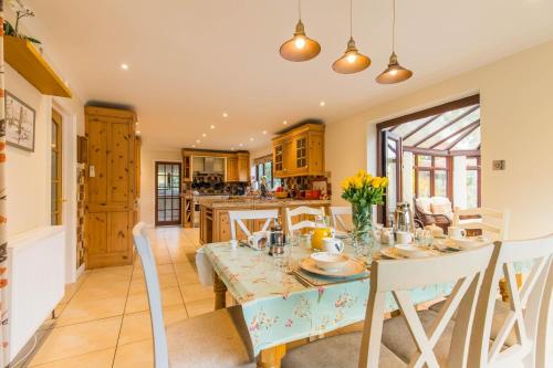 una cucina e una sala da pranzo con tavolo e sedie di Four Seasons a Norwich