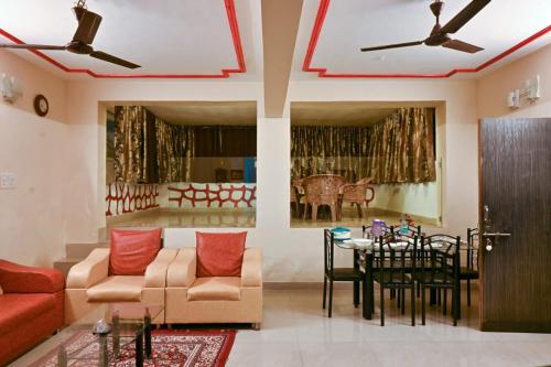 - un salon avec un canapé et une table dans l'établissement Ekant Villa Panchgani Mahabaleshwar, à Panchgani