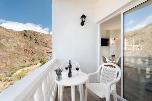 a white balcony with two chairs and a table at Vivienda vacacional La Era Il in Vallehermoso