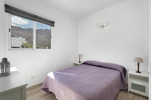 Habitación blanca con cama y ventana en Vivienda vacacional La Era ll, en Vallehermoso
