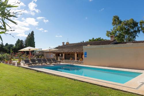 een zwembad in de achtertuin van een huis bij Buccara Casa Ca'n Daniel II in Pollença