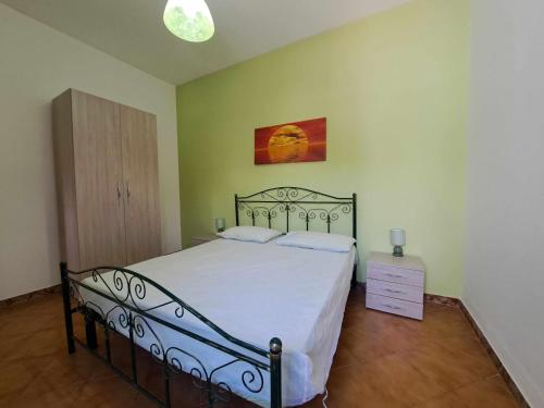 トッレ・パリにあるVilletta verde torre paliのベッドルーム1室(白いベッドカバー付)