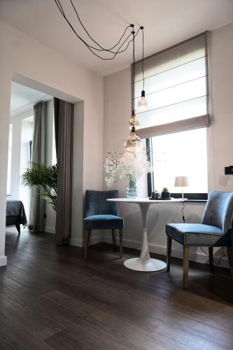 a dining room with a table and chairs and a window at Hof van In & Wellness in Hasselt