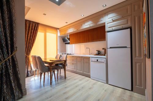 Η κουζίνα ή μικρή κουζίνα στο Elysium Deluxe Suites Antalya