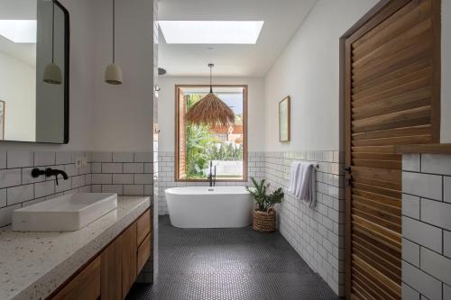Et badeværelse på The Young Villas - Uluwatu