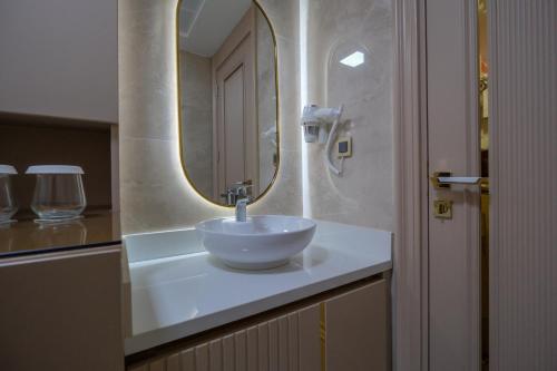 Ένα μπάνιο στο Elysium Deluxe Suites Antalya