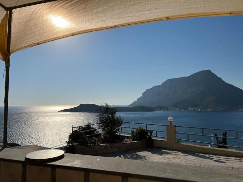 d'un balcon avec vue sur l'eau. dans l'établissement Panos Renos Studio, a cozy home by the beach!, à Kalymnos