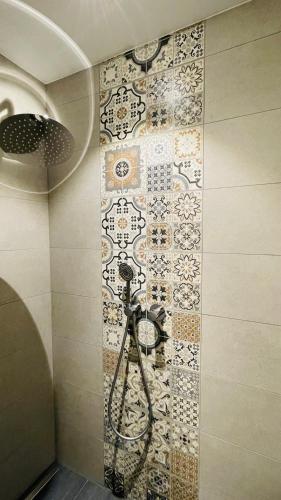 a bathroom with a camera on a tile wall at Kleine Burg Ovelgönne in Ovelgönne