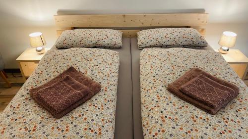 two beds with matching pillows on them in a bedroom at Kleine Burg Ovelgönne in Ovelgönne