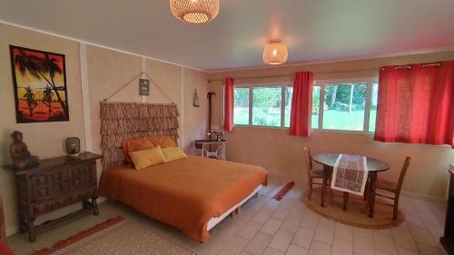 una camera con un letto e un tavolo di Les loges de yoff ad Ambon