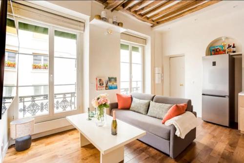 un salon avec un canapé et une table dans l'établissement Picasso, rue Debelleyme 4 places, à Paris