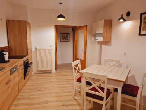 a kitchen and dining room with a table and chairs at Ferienwohnung am Nationalpark Hunsrück Hochwald in Brücken