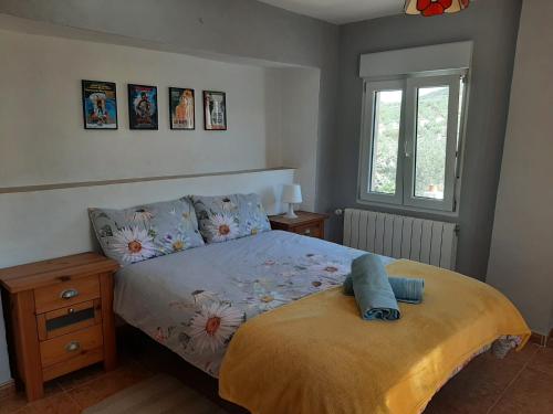 Un dormitorio con una cama con flores. en Cortijo Ramonsillos en Villanueva del Trabuco