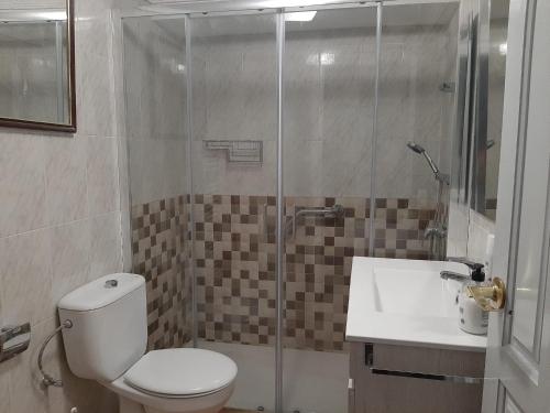 y baño con ducha, aseo y lavamanos. en Cortijo Ramonsillos en Villanueva del Trabuco
