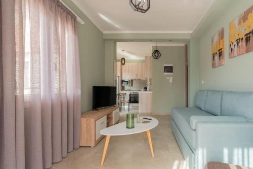 ein Wohnzimmer mit einem Sofa und einem Tisch in der Unterkunft ID apartments B in Thessaloniki