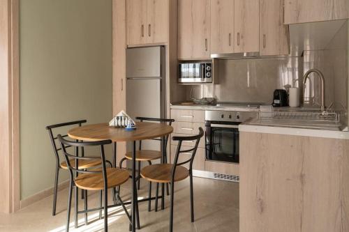 eine Küche mit einem Holztisch und Stühlen in der Unterkunft ID apartments B in Thessaloniki