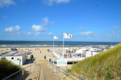 una vista de una playa con gente en ella en SummerTime Bergen aan Zee en Bergen aan Zee