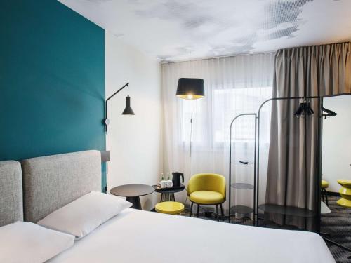 ワルシャワにあるibis Warszawa Centrumのベッドルーム1室(ベッド1台、テーブル、椅子付)