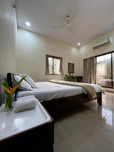 Ein Bett oder Betten in einem Zimmer der Unterkunft Surve Natures Resort - Chiplun