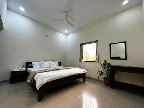 Ein Bett oder Betten in einem Zimmer der Unterkunft Surve Natures Resort - Chiplun