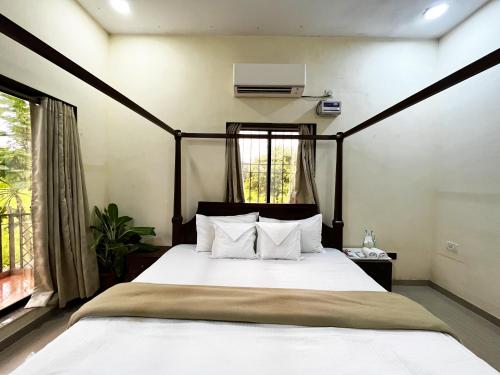 Ein Bett oder Betten in einem Zimmer der Unterkunft Surve Natures Resort - Chiplun