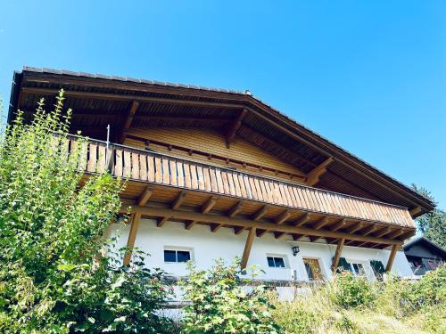 FlumserbergにあるChalet Gauschla - CharmingStayの木造屋根の建物