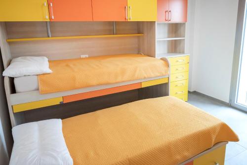 Postel nebo postele na pokoji v ubytování SE029 - Mondolfo, nuovo trilocale con balcone ed a/c