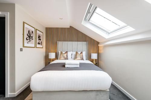 um quarto com uma grande cama branca e uma clarabóia em Host & Stay - Halifax House Living em Liverpool