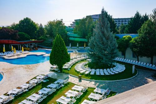 Esenboga的住宿－Anadolu Hotels Esenboga Thermal，享有带游泳池的度假村的空中景致