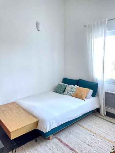 une petite chambre avec un lit et une fenêtre dans l'établissement Appartement T2 avec piscine, à Pérols