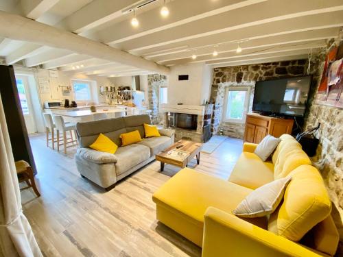 GITE DE GROUPE 160m2, 15p, salle de reception, jardin, terrasse