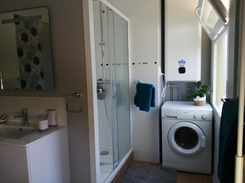 ein Badezimmer mit einer Waschmaschine und einer Waschmaschine in der Unterkunft Appartdom in Angoulême