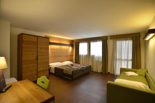 a bedroom with a bed and a desk and a chair at Hotel La Chance in Pila