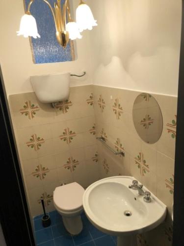 a small bathroom with a sink and a toilet at Gli ulivi Gualdo Tadino Uniquement de samedi à samedi Lits pour 10 personnes in Pieve di Compresseto