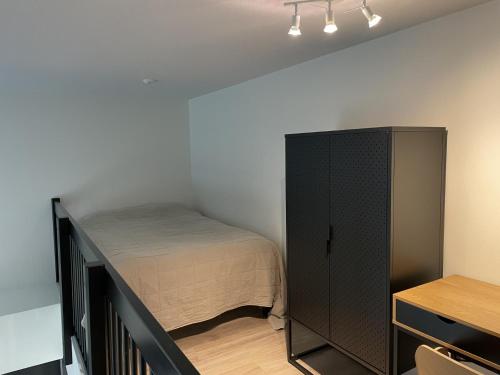1 dormitorio pequeño con 1 cama y armario en High-ceilinged apartment with balcony en Tampere