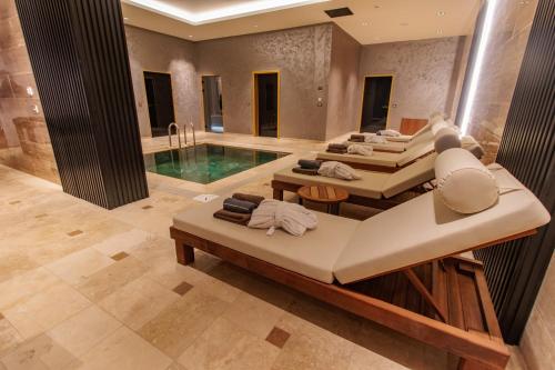 Bazén v ubytování Anadolu Hotels Esenboga Thermal nebo v jeho okolí