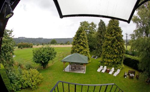 an aerial view of a garden with a gazebo at B&B Au Coq en Pate in Jalhay
