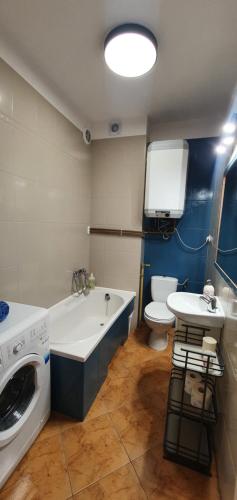 uma casa de banho com uma máquina de lavar roupa e uma máquina de lavar e secar roupa em Apartament z Tarasem em Lańcut