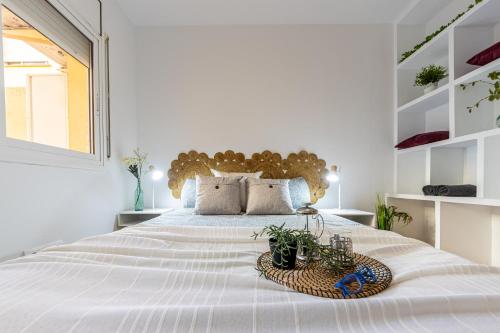1 dormitorio blanco con 1 cama grande y ventana grande en Pepe’s Apartment Salou, en Salou
