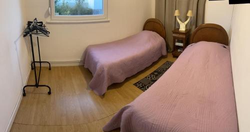 Pokój z 2 łóżkami i oknem w obiekcie Maison plain pied 
