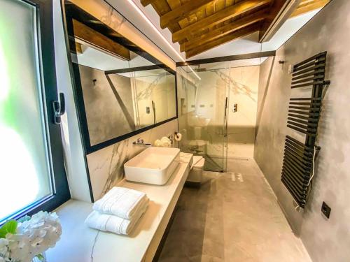 ein Bad mit einem Waschbecken und einem Spiegel in der Unterkunft Casa de Ina in Outes